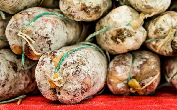 Les saveurs incontournables des bouchons lyonnais à Vieux Lyon